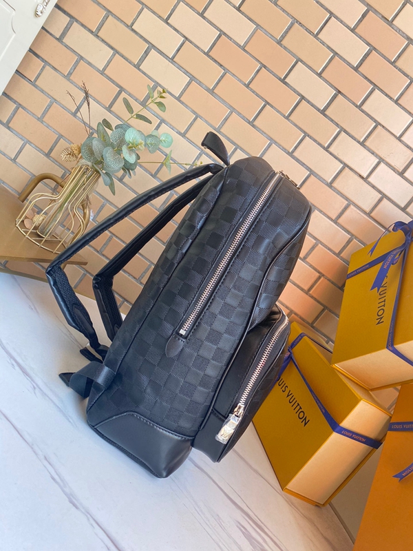 ルイヴィトンバッグ背面デザイン